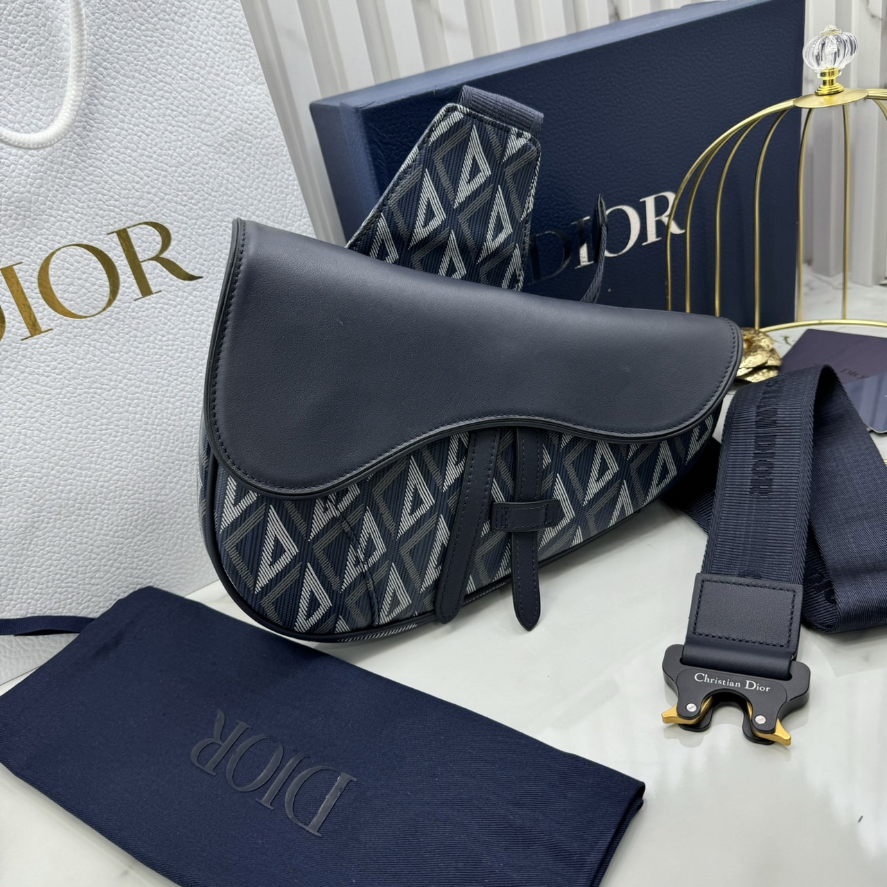 DIOR Saddle Bag CD Diamond canvas and smooth leather กระเป๋าคาดอก หรือสะพายไหล่ได้ สไตส์แบรนด์หรู รูปแบบใหม่ของ CD คลาสสิก เกรดออริ 1:1 ใช้งานต่างประเทศได้