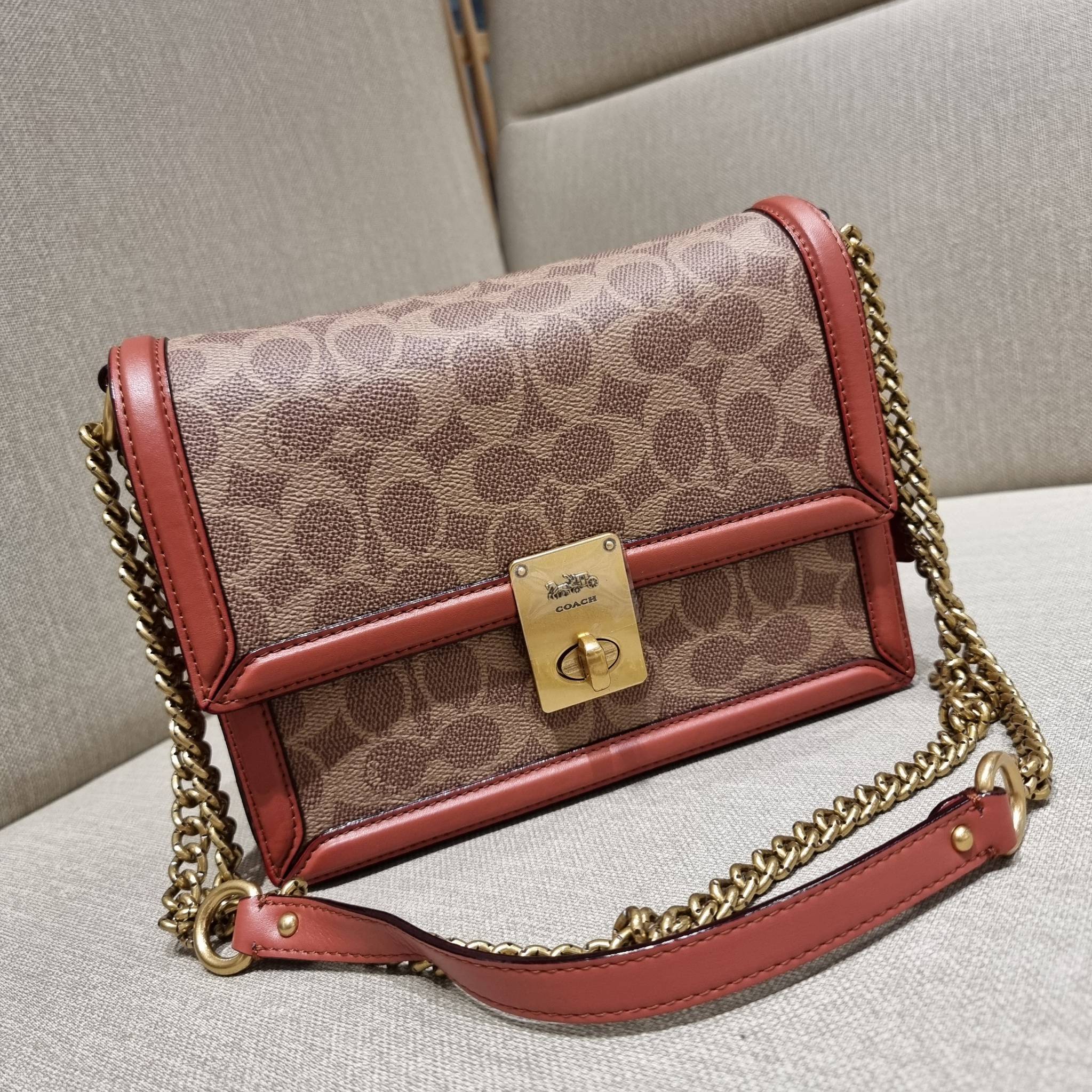 COACH 3492 HUTTON SHOULDER BAG IN SIGNATURE CANVAS sold out ไปกันทั่วหน้าในหลายประเทศ กับกระเป๋าสะพายที่สุดของความหรู ดีไซน์คลาสสิควินเทจ ลูกเล่นสีแทนสนิมตัดกับอะไหล่สีทองเหลืองดูย้อนยุคและหรูหรา วัสดุหนังแคนวาสสลับหนังแท้ สายสะพายโซ่สลับหนัง ปรับสะพายได้
