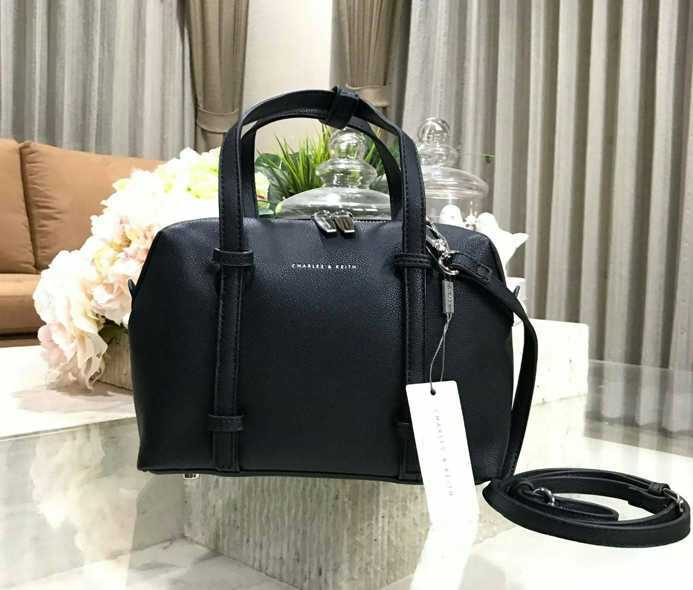 CHARLES & KEITH BOWLING BAG กระเป๋าถือหรือสะพายทรง Bowling วัสดุหนังแกะสังเคราะห์สวยอยู่ทรงขนาดกำลังดี น้ำหนักเบา หูจับถนัดมือ เปิดปิดด้วยซิปคู่สะดวกใช้ ภายในโล่งกว้าง มี1ช่องซิป พร้อมสายสะพายยาวถอดได้ปรับระดับได้ ภาพถ่ายจากสินค้าจริง ดีไซน์คลาสสิคสวยน่าใ