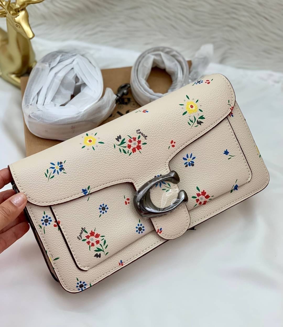 OUTLET 】รุ่นหายาก รุ่นตามหา ห้ามพลาดค่ะ! COACH TABBY FLORALPRINT ((B2081-630)) Wildflower-print Leather Shoulder Bag In White พร้อมส่งอีกครั้งค่ะ! กระเป๋าหิ้ว//สะพายไหล่//สะพายข้างได้หรือถือแบบคลัทออกงานได้เลย สุดคุ้ม! หนังแท้นิ่มอย่างดี 🌸 จุดเด่น