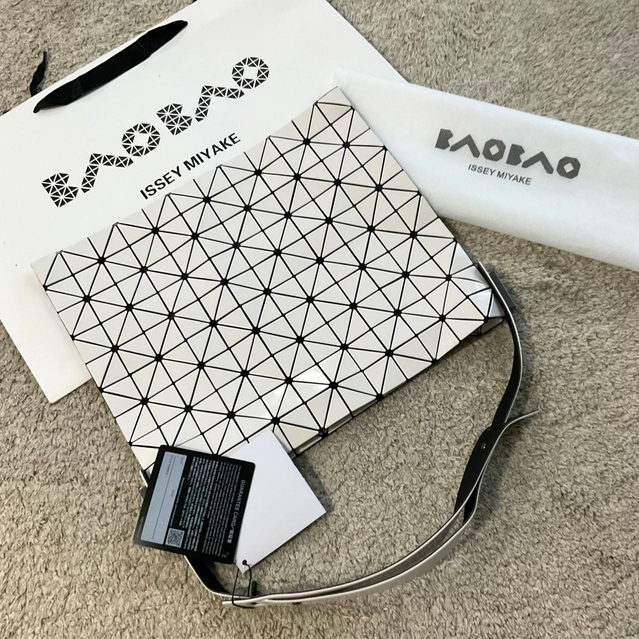 รุ่นใหม่ล่าสุด! พร้อมส่งที่ไทย! BAO BAO ISSEY MIYAKE BAGUETTE HANDBAG (LARGE) กระเป๋าสะพายไหล่จากทรงสวย วัสดุ 100% POLYVINYL CHLORIDE ด้านในใส่ของได้กำลังดีเลย ใส่ไอแพดมินิ กระเป๋าสตางค์ยาวได้ สมุดโน้ตได้สบายเลย วัยทำงานหรือวัยนักศึกษา อย่างน้อยต้องมีแบรน