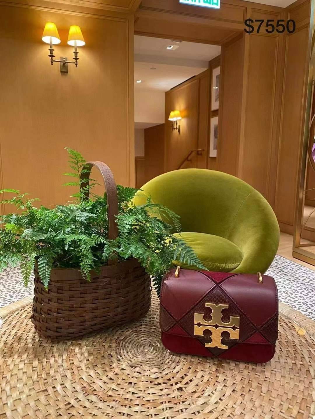 Tory Burch Small Eleanor Patchwork Convertible Shoulder Bag กระเป๋าทรงกล่อง ใบเล็กตัดเย็บจากหนังลูกวัว หนังกลับ และหนังงูนูน พร้อมขอบทาสีด้วยมือ อัญมณีแห่งหัตถศิลป์ ออกแบบมาให้พกพาสะดวก อะไหล่ทองเหลือง