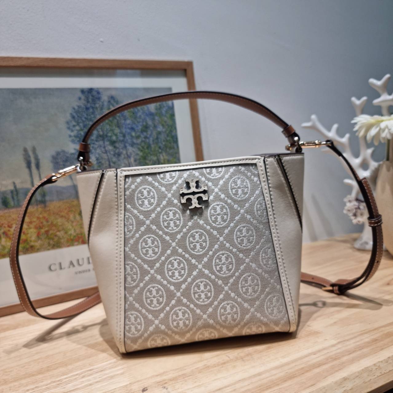 TORY BURCH SMALL T MONOGRAM MCGRAW BUCKET BAG กระเป๋าทรงบัคเก็ตโมโนแกรม เกรดออริ สลับแท้ 1:1 ใช้งานต่างประเทศได้