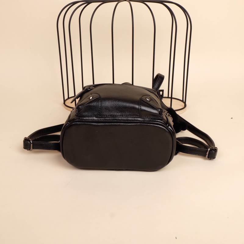 KEEP รุ่น Teena backpack >กระเป๋า หนังเนื้อดี ลายหนังชัด ทนทานคะ >น้ำหนักเบา ดีไซด์ ทันสมัย เข้าได้กับทุกชุด >สายสะพายเป็นหนังอย่างดี ด้านหน้าและด้านข้างประดับหมุด ด้านข้างมีช่องไว้ใส่ของได้ >ภายในตัวกระเป๋ามีช่องเก็บของจุกจิก 2 ด้านเลยคะ >