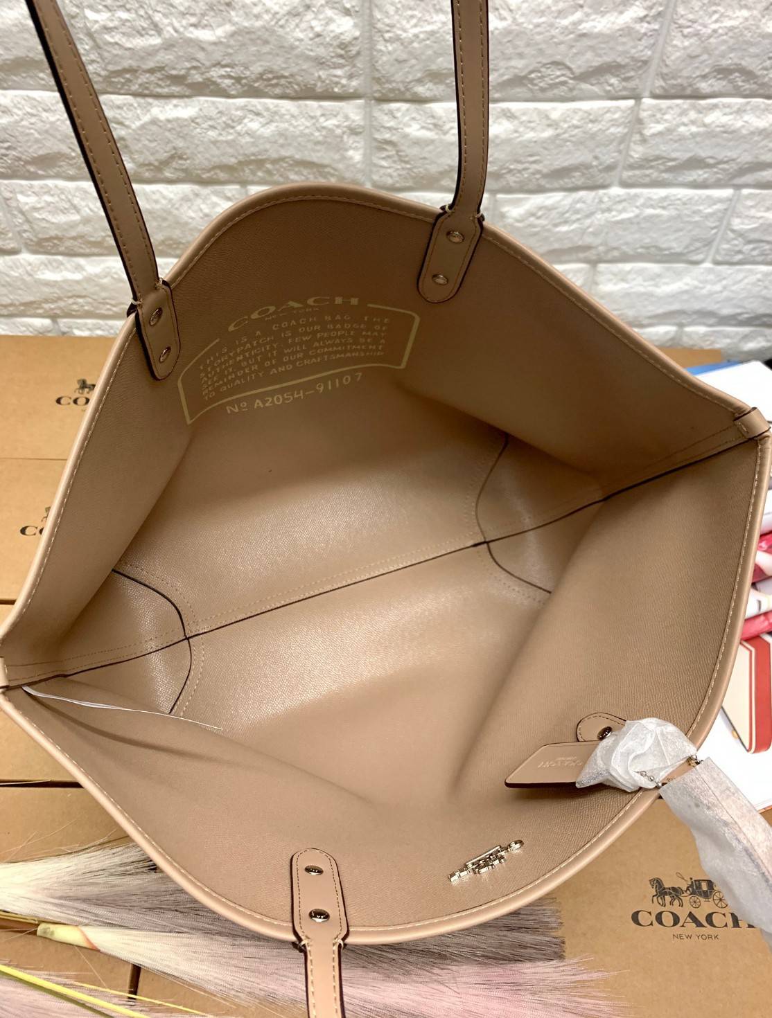 COACH 91107 REVERSIBLE CITY TOTE WITH HORSE AND CARRIAGE PRINT ใช้ได้ 2 ด้าน 🔺ทรง Tote รุ่นแนะนำค่ะ!! วัสดุ pvc อย่างดี นิ่มยวบตัวสวย ลายรถม้าทั้งใบค่ะ (ในไทยหายากค่ะลายนี้) 📌สามารถใช้ได้ทั้งด้านในและด้านนอกนะคะ สวยทั้ง2ด้านเลยทีเดียว เป็น