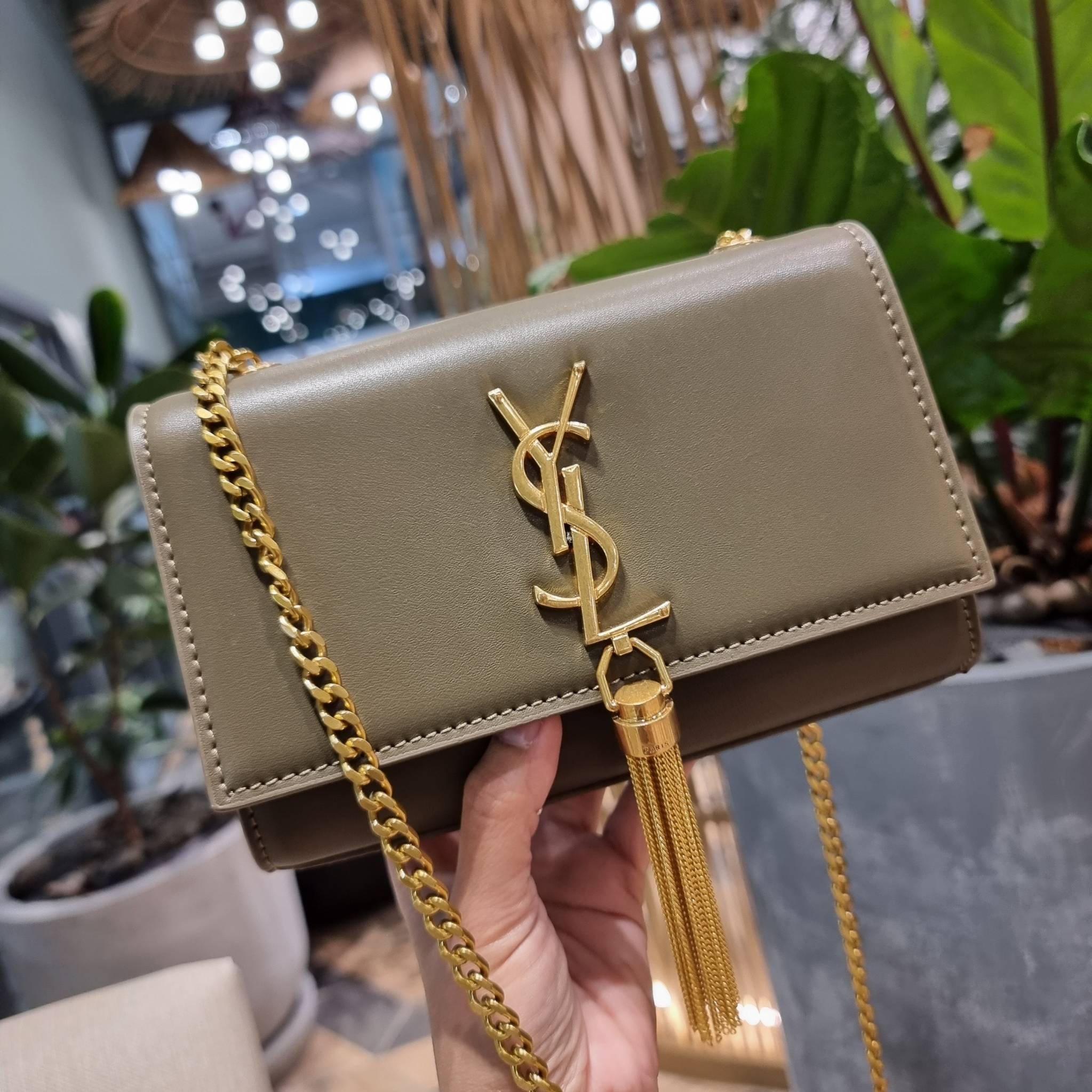 Yves Saint laurent small kate bag สุดหรู ทรง woc ที่แสนจะฮอตปรอทแตก ดีไซน์เรียบ แต่แอบมีดีเทลความหรูที่พู่ห้อยสีทองโดดเด่น เพิ่มความแพงอีกหนึ่ง วัสดุหนังแท้สัมผัสดีงาม ใช้งานง่ายเพียงแค่เปิด-ปิดด้วยกระดุมแม่เหล็ก ภายในเป็นช่องโล่ง มีช่องใส่บัตร ใส่มือถือ 