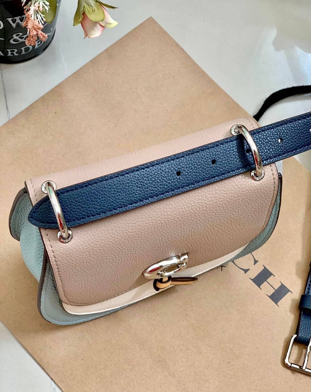 OUTLET 】COACH REMI SADDLE BAG IN COLORBLOCK ((1330)) รุ่นแนะนำ คลาสสิคน่าใช้มากๆ วัยใสๆใช้ดีค่ะ 😘 พร้อมส่งที่ไทยอีกครั้ง! กระเป๋าสะพายข้าง//ครอสบอดี้ร์//หรือทบเป็นสายคู่สะพายไหล่ได้ค่ะ แล้วแต่ชอบเลยค่ะ! วัสดุหนังแท้ ลายหนังสวยมากๆค่ะรุ่นนี้ หลงรัก