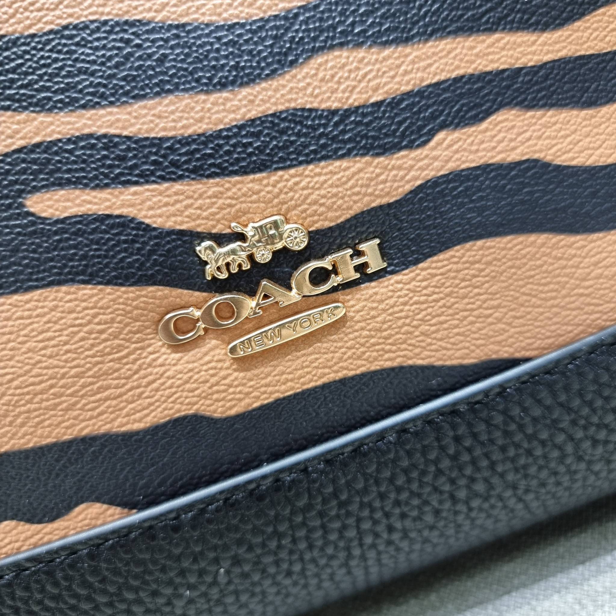 COACH C6988 DEMPSEY TOTE 22 WITH TIGER PRINT ใหม่ล่าสุดน้องเสือนำทรัพย์ 🐯🐯 คอลเลคชั่นฉลองปีเสือต้องมาจ้า กับรุ่นสวยคลาสสิค กระเป๋าทรงโท้ท ขนาดน่ารักน่าใช้มากๆ ดีไซน์พริ้นท์ลายเสือดึงดูดสายตา สวยมีสเน่ห์ที่สุด!! ฟังก์ชั่นการใช้งานสะดวก มีทั