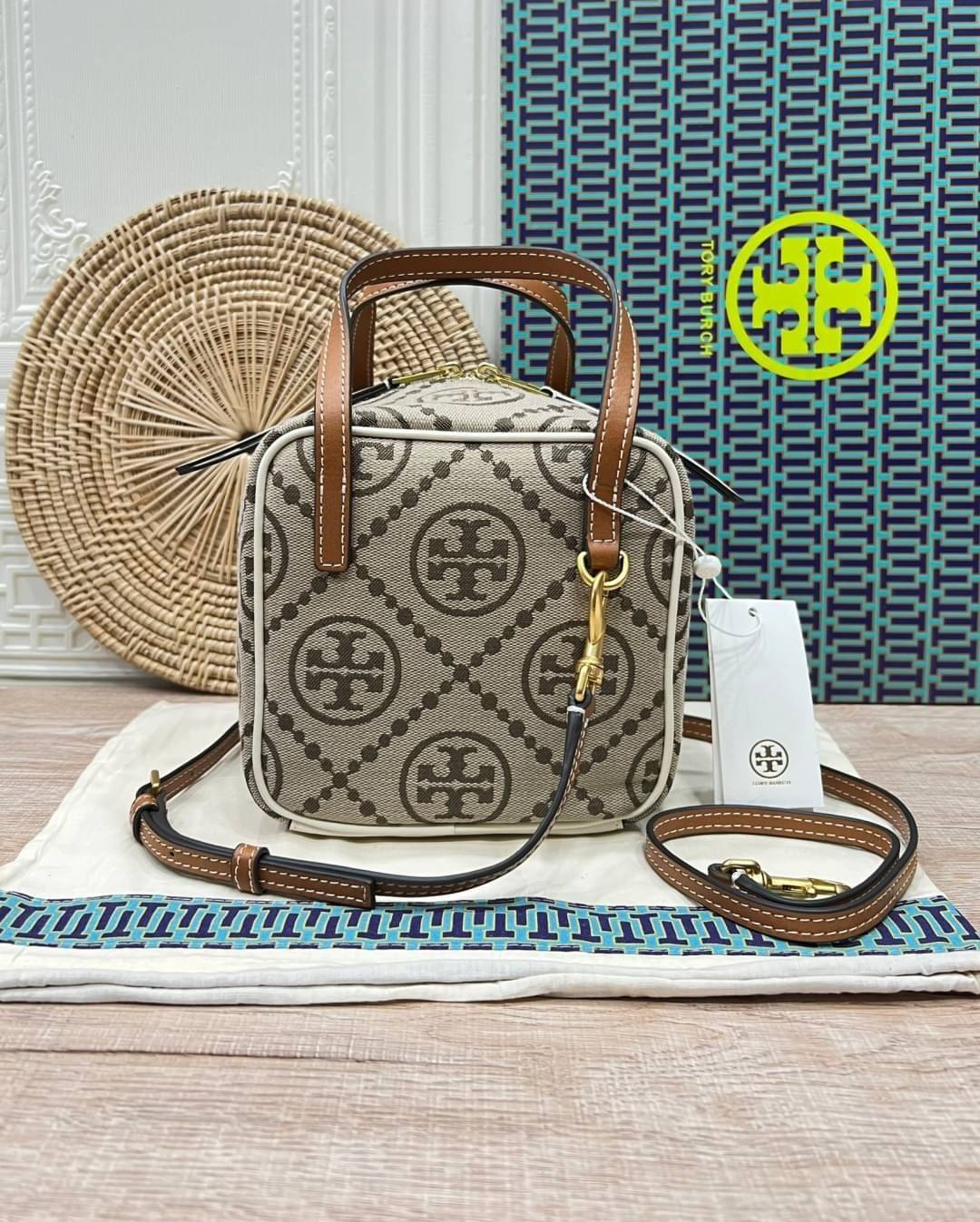 TORY BURCH T MONOGRAM JACQUARD CUBE BAG 🎁พร้อมส่งที่ไทยใหม่ล่าสุด! ปีใหม่นี้เราต้องมีกระเป๋าสวยและเก๋ไว้ใช้กันค่ะ กับกระเป๋าทรง CUBE ดีไซด์ให้ดูเรียลร่วมสมัยมากขึ้น สามารถหยิบจับของได้ง่าย ทรงกระเป๋าแบบกล่อง
