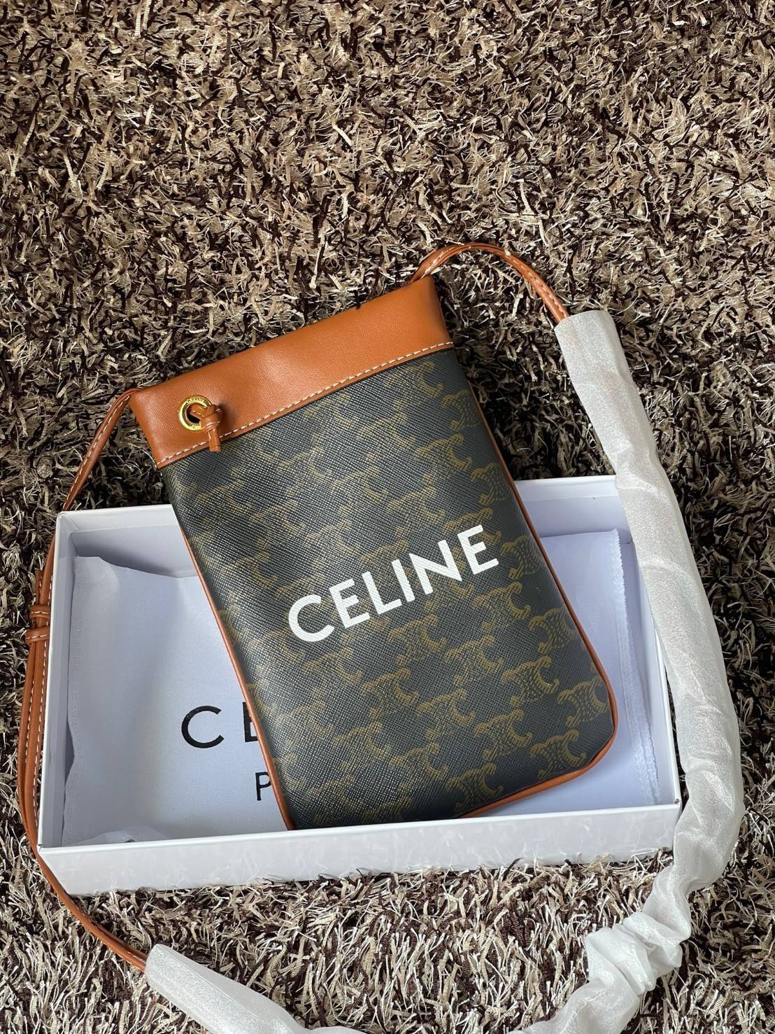 Celine Triomphe Pouch Crossbody Bag / Celine Phone Bag ในวันที่ต้องการความคล่องตัว เราสามารถหยิบกระเป๋าใส่โทรศัพท์ประเภทนี้เพื่อใส่เพียงแค่โทรศัพท์ เงิน และของสำคัญชิ้นเล็ก ๆ ได้เลย โดยไม่ต้องพกกระเป๋าใบใหญ่ ๆ ไปให้เกะกะ แถมยังดูเป็นแฟชั่นที่ทันสมัยอีกด้ว