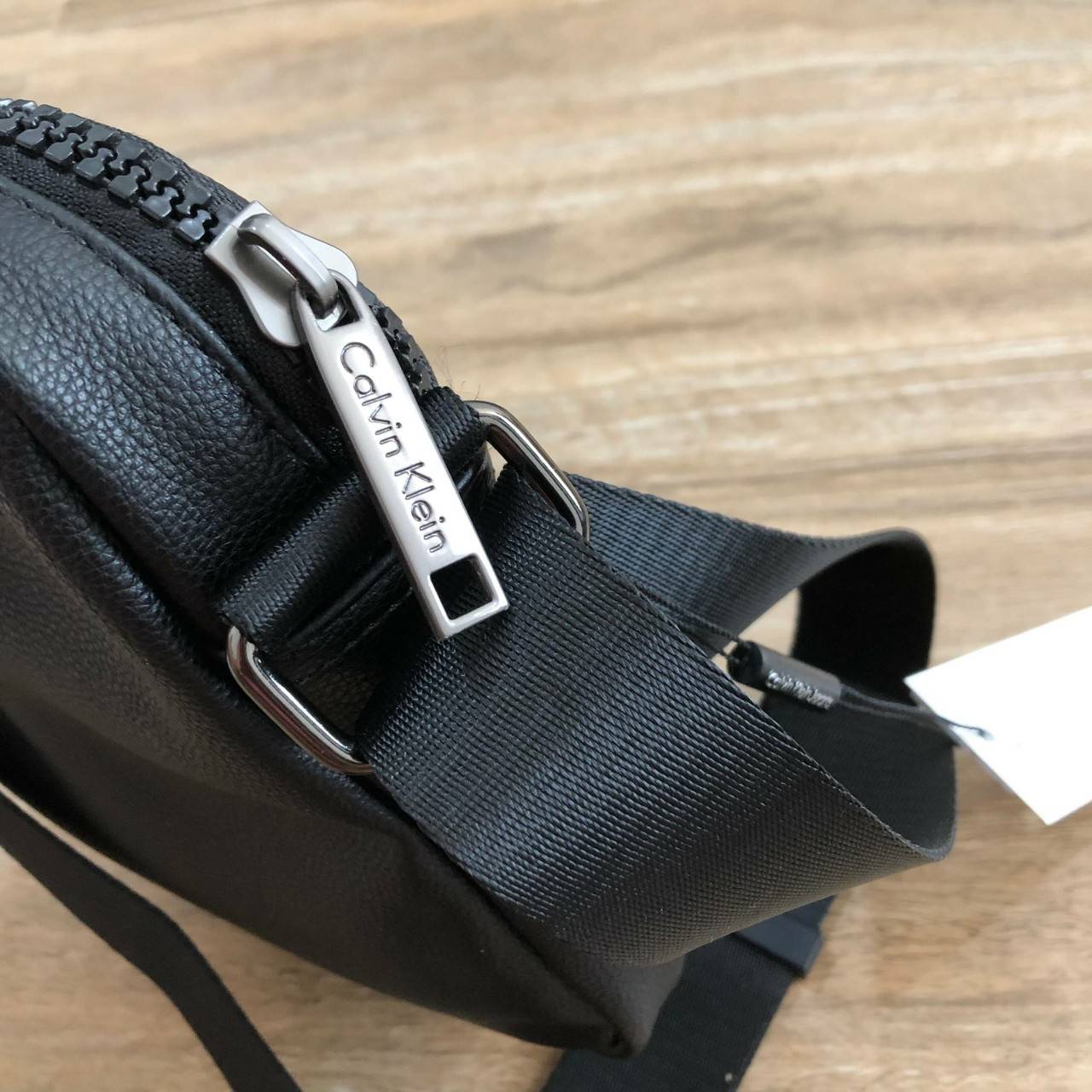 CALVIN KLEIN JEANS CROSSBODY BAG กระเป๋าสะพายจาก Calvin Klein Jeans วัสดุหนังpuคุณภาพดีเนื้อนิ่ม น้ำหนักเบา กันน้ำ ด้านหน้ามีปั้มโลโก้ เปิดปิดด้วยซิปสะดวกใช้ หัวซิปแบรนด์ ด้านหน้ามีช่องโล่งไว้ใส่ของหยิบใช่สะดวก ภายในมีโลโก้เเละช่องโล่ง ใส่กระเป๋าสตางค์ใบย