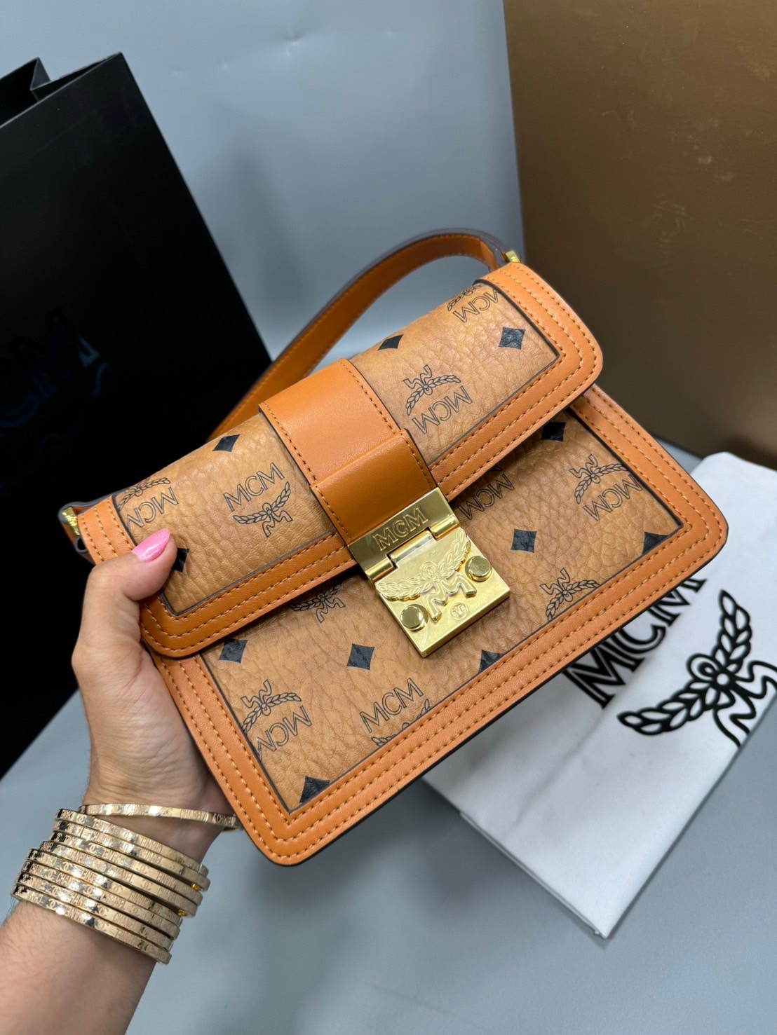 M.C.M SMALL NEW TRACY SHOULDER BAG IN VISETOS กระเป๋าสะพายสไตล์เทรซี่ ปรับโฉมให้ใช้งานได้ง่ายขึ้น เกรดออริ สลับแท้ 1:1 ใช้งานต่างประเทศได้