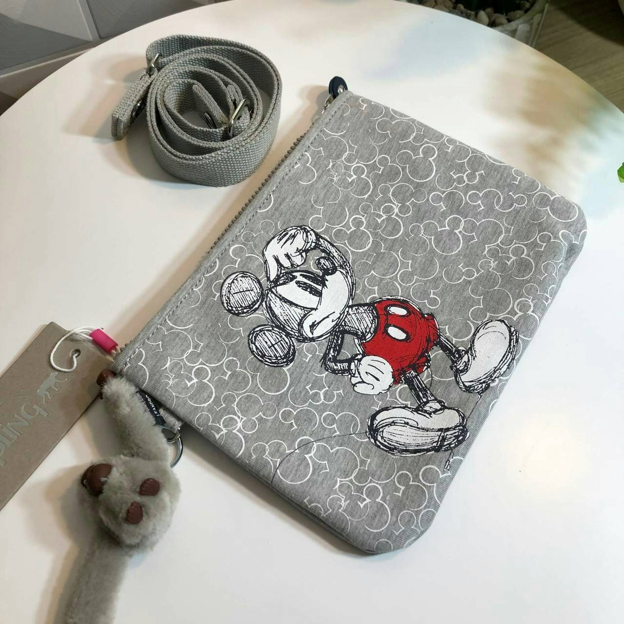 Kipling MAY Small 2-in-1 Pouch and Crossbody กระเป๋าสะพายหรือคาดเอว ขนาดมินิรุ่น Limited ทรงน่ารัก น้ำหนักเบา ใช้ได้ทั้งสองด้าน ด้านหน้ามีสกรีน mickey mouse ด้านหลังประดับโลโก้ มาพร้อมพวงกุญแจแบรนด์ เปิดปิดด้วยซิปสะดวกใช้ หัวซิปแบรนด์ มีหนึ่งช่องซิป และสา