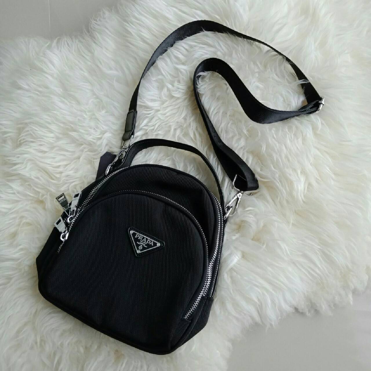 NEW ARRIVAL จากแบรนด์ Prada ใบเดียวใช้ได้3ทรง คุ้มมากๆคะ จะถือ สะพายข้าง หรือทำเป็นเป้สะพายหลัง ก็ได้คะ ขนาดกะทัดรัด วัสดุทำจากผ้า Polyester อย่างดีสามารถกันน้ำได้คะ มีช่องแยกให้ 3ช่องคะ ใส่กระเป๋าตังค์ มือถือ ได้สบายคะ อะไหล่เงินทั้งใบ มาพร้อมสายสะพายยาว