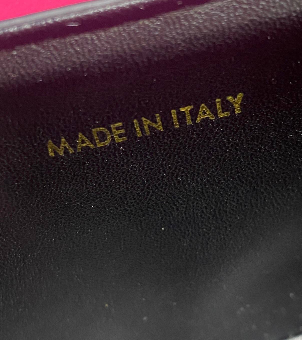 CELINE MINI TRIOMPHE IN TRIOMPHE Shiny calfskin เกรดออริจินอล กระเป๋ามินิทรงชิค ดีไซน์รูปกล่องสุดแสนมินิมอล สามารถสะพายแบบ Crossbody และยังเป็น Belt Bagได้อีกด้วย วัสดุแคนวาสลาย Triomphe แบบไม่มีตกยุค ด้านหน้าโดดเด่นด้วยโลโก้สีทอง