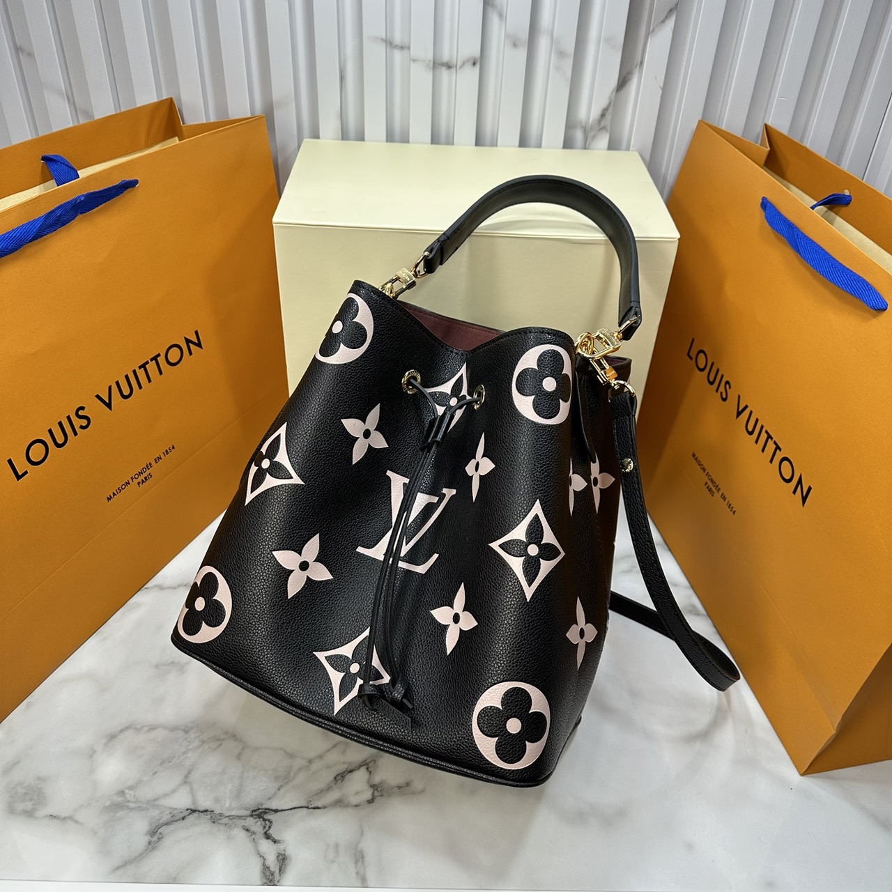LV NeoNoe Bucket Bag / LV NéoNoé MM Bicolor Monogram Empreinte Leather กระเป๋าสะพายทรงบัคเก็ตใบใหญ่ โดดเด่นและเป็นเอกลักษณ์ด้วยการตกแต่งลายพิมพ์