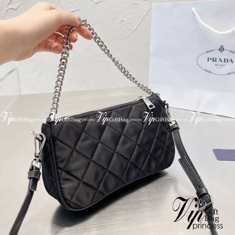 PRADA Tessuto Nylon Quilted Convertible Top Handle Sling Bag / PRADA Nylon Shoulder Bag กระเป๋าสะพายรุ่น Every Day Look ได้เลยค่ะ รุ่นแนะนำ วัสดุเป็น Nylon เนื้อดี บุเดินเส้นลายตารางดีไซน์ยอดนิยม ขนาดกำลังดี น้ำหนักเบา ด้านหน้าประดับโลโก้แบรนด์อะไหล่เงินส
