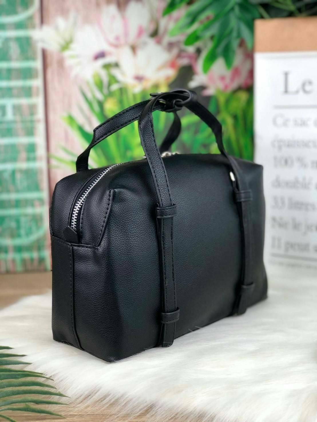 New!! CHARLES & KEITH BOWLING BAG รุ่นใหม่พร้อมส่งชนช็อปค๊า!!! กระเป๋าถือ/สะพายอยู่ทรงสวย ทรงโบวริ่งใบน่ารัก มีหมุดรองฐานทั้ง 4 มุม เปิดปิดด้วยซิปคู่ด้านบน ด้านในมีช่องซิป 1 ช่อง เห็นใบแค่นี้แต่จุของได้เพียบนะคะ:) ใส่กระเป๋าเงินใบยาวได้, iPhone plus , iPa