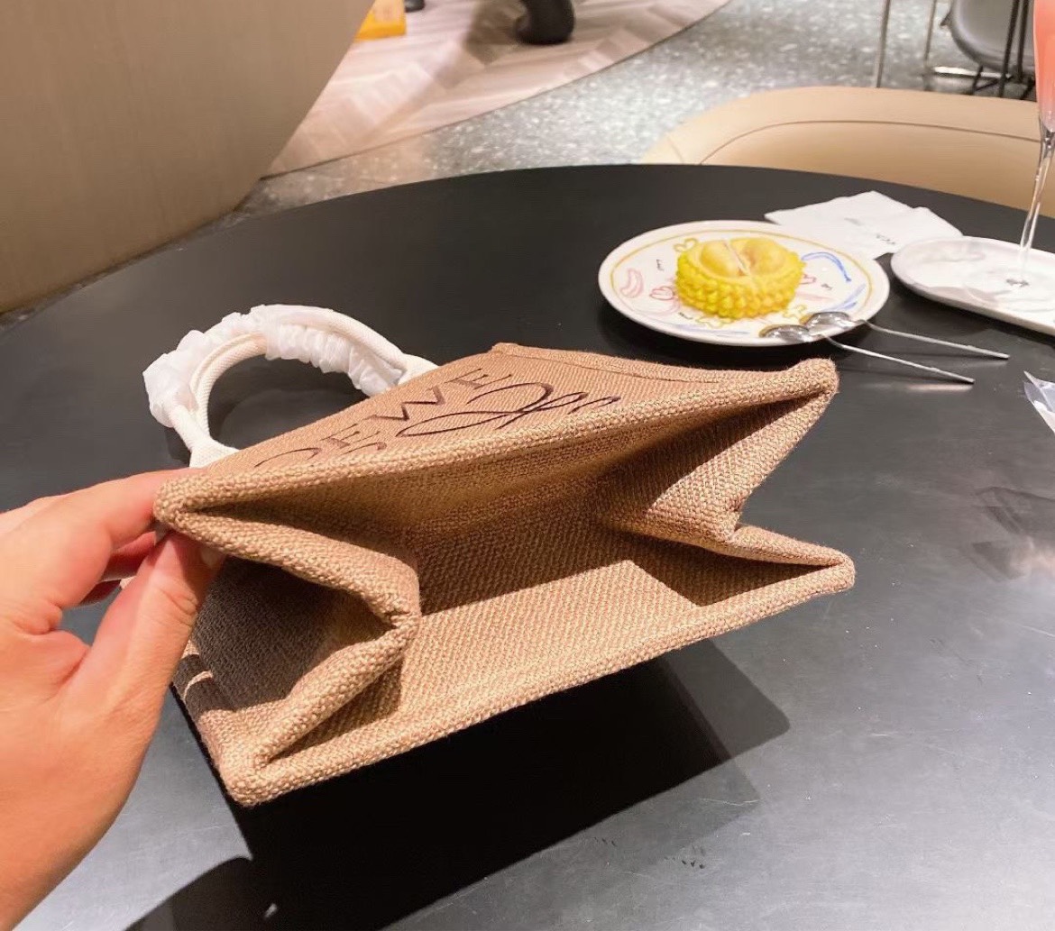 VIP GIFT 】LOEWE tote bag งานคอลเลคชั่นใหม่จาก LOEWE สไตล์วินเทจน่ารักมากค่ะ วัสดุผ้าอย่างดีปักแบรนด์ด้านหน้า พร้อมส่ง 2 สีค่า ครีมอ่อน และน้ำตาล น่ารักมากมาย ไปทะเลถือชิลๆ เก๋ไปอีกน้าาาา ^^