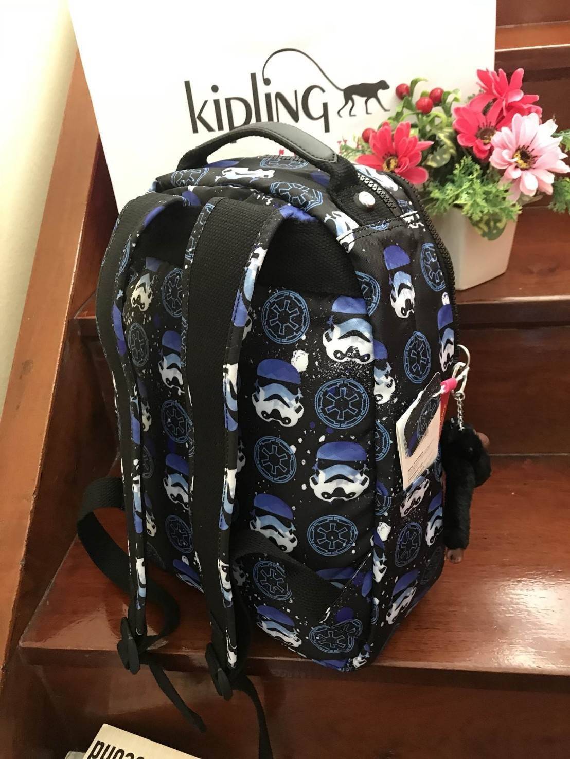 Kipling Seoul Go Star Wars Small Printed Backpack Limited edition กระเป๋าเป้ Collection Star wars สกรีนลาย star wars ทั้งภายนอก และภายใน ด้านหน้า มีช่องซิปด้านข้างมีช่องเล็กซ้ายขวา ภายในกว้างจุได้เยอะ แบ่งช่องเป็นสัดส่วน มาพร้อมพวงกุญแจลิง มบนี้จะใช้ไปเรี