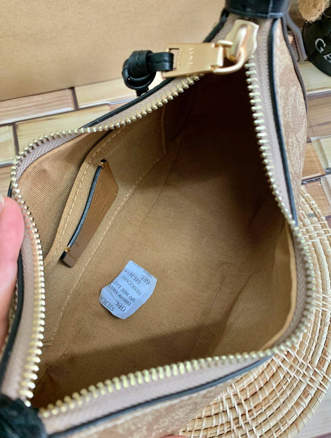 COACH KLEO HOBO BAG ((C7257//C6809//C6807)) พร้อมส่ง คุณภาพเกินเบอร์เลยจ้าา จำนวนจำกัด! กระเป๋าคล้องไหล่หรือสะพายข้างได้ Hobo รุ่นใหม่ล่าสุด ดีไซด์รูปทรงให้ดูเรียลขึ้น หนังแท้นิ่มสวย เปิดปิดกระเป๋าแบบซิปมีหนังห้อยลงมา ภายในกระเป๋าสามารถใส่กระเป๋าเงินใบยาว