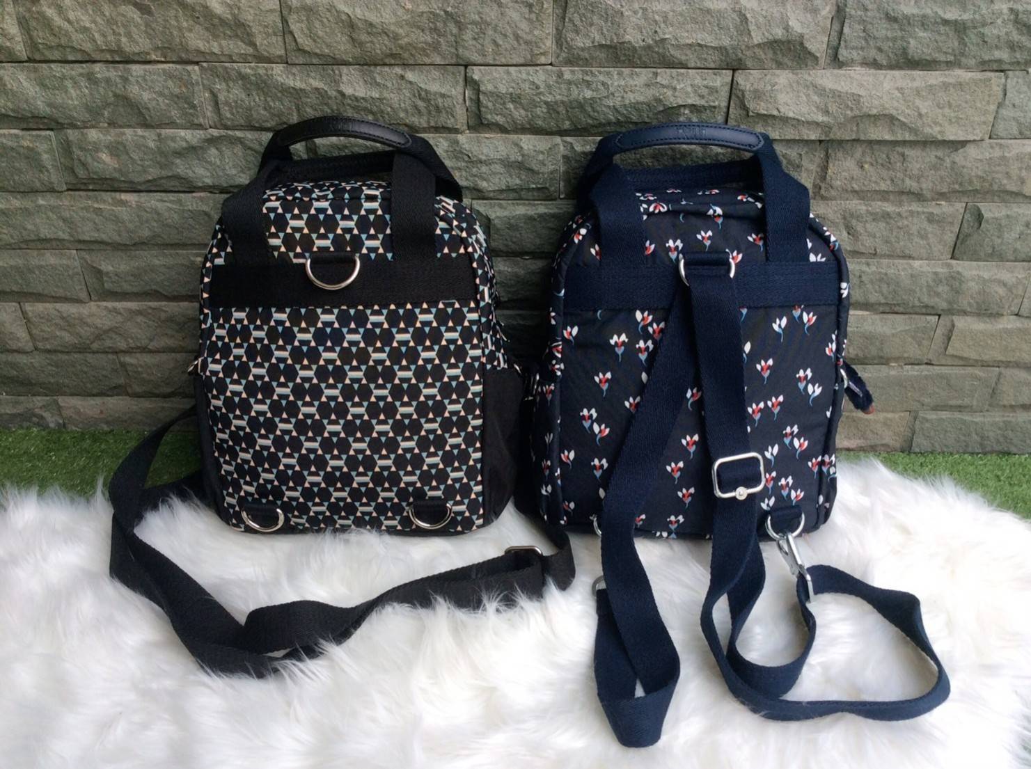 Kipling Mini Backpack 2017 k12688 small flower printed มีพวงกุญแจ Promptpay , พวงกุญแจลิง ,พวงกุญแจอะไหล่ สัญญาลักษณ์ แบรนด์ --------- กระเป๋าขนาดมินิ สามารถใช้งานได้ 3 แบบ : เป็นสะพายหลังได้ / สะพายข้างได้ / มีหูหิ้วถือได้ มีหลายลายให้เลือก ลายสวยน่ารัก 