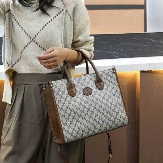 GUCCI Small tote bag with Interlocking G กระเป๋าทรงTOTE ใบใหญ่สุดหรูหรา คลาสสิค จุของได้เยอะ มาพร้อมสายสะพายยาว