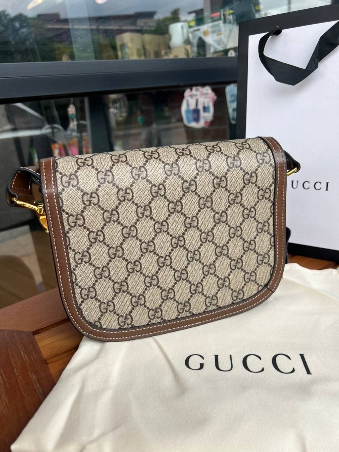 Gucci Horsebit Shoulder Bag กระเป๋าสะพายไหล่ วัสดุผ้าใบ GG Superme ตัดแต่งหนังแท้ สายสะพายไหล่ปรับระดับได้ ด้านในมี 1 ช่องซิป อะไหล่ทองหรูหรา ดาราเซเลปใช้เพียบ ไม่มีเอ๊า เรียบหรูดูแพงสุดๆค่า