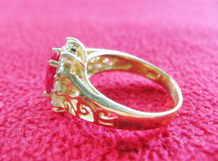 สินค้าหมดชั่วคราวค่ะ แหวนพลอยชมพูบานเย็นทองเหลืองล้อมเพชรแบบผู้หญิง(ธาตุไม้)ค่ะ