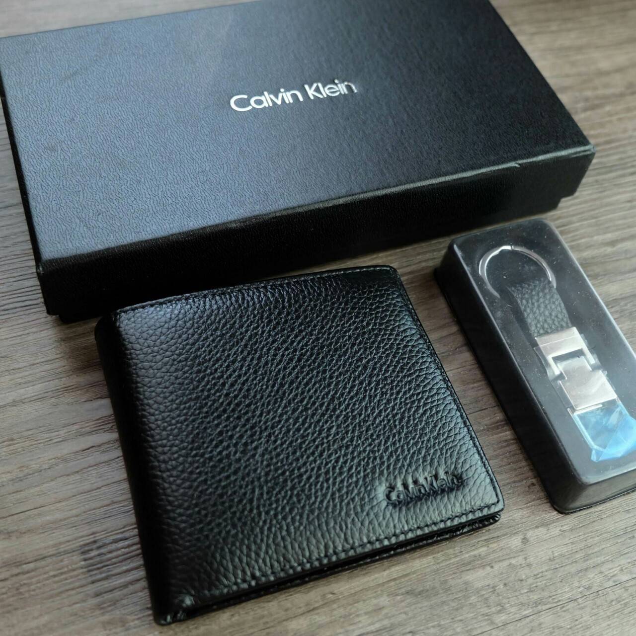 Calvin Klein Leather Credit Card Fold with Metai Clio Key Fob Set กระเป๋าสตางค์ใบสั้น Set สุดคุ้มมอบให้เป็นของขวัญ หรือใช้เองก็แนะนำค่ะ