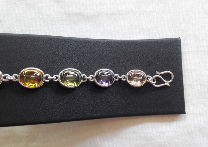 สินค้าหมดค่ะ สร้อยข้อมือเงินไมครอน พลอยมณีใต้น้ำนพเก้า เสริมสิริมงคลค่ะ