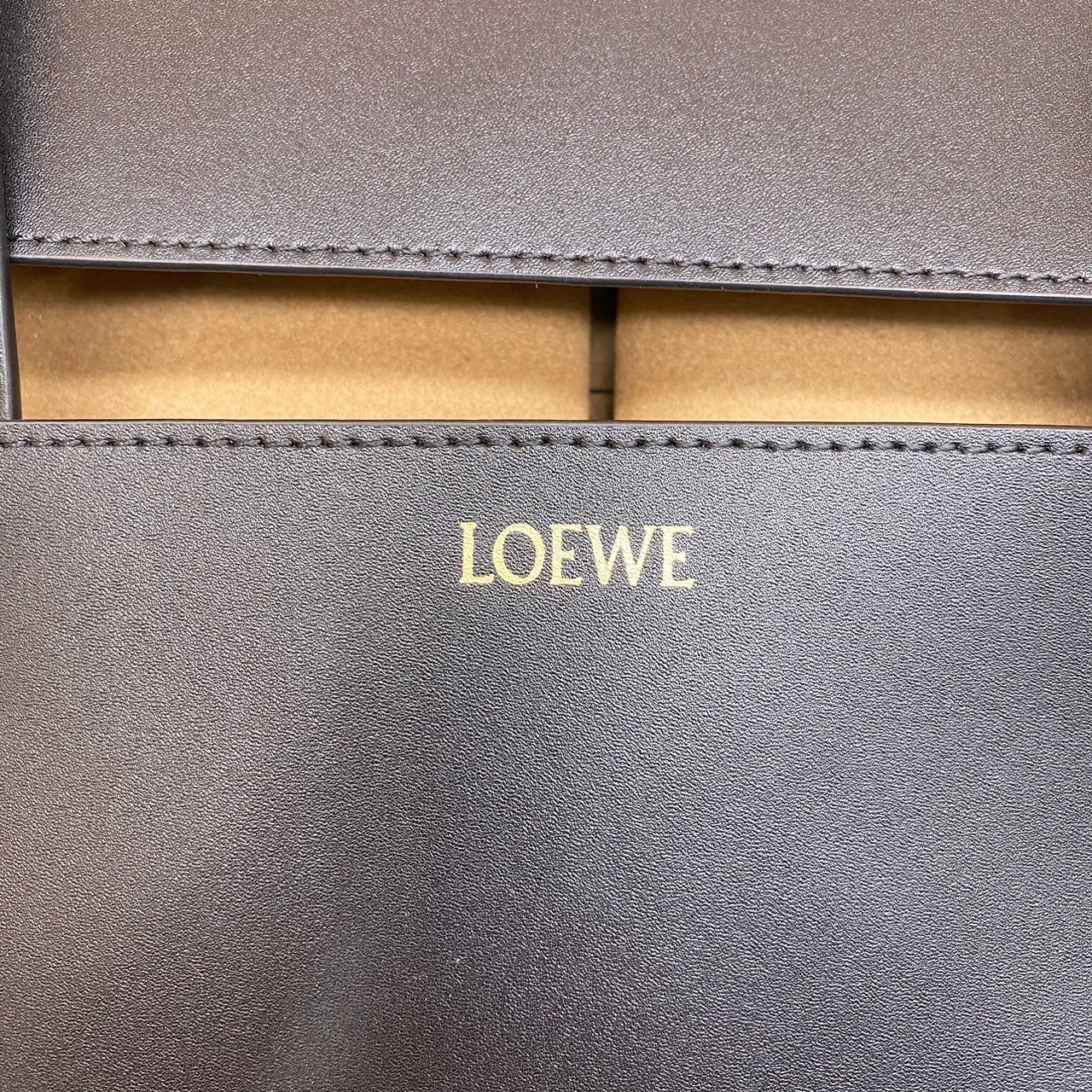 LOEWE Puzzle Fold Tote in shiny calfskin / LOEWE TOTE BAG 27cm พร้อมส่ง กระเป๋าทรงโท้ทใบใหญ่ ใช้งานง่ายเรียบหรู จุของได้เยอะ หนังเรียบสวยอยู่ทรงมาพร้อมสายสะพายยาวถอดได้ พับเก็บได้เป็นเอกลักษณ์
