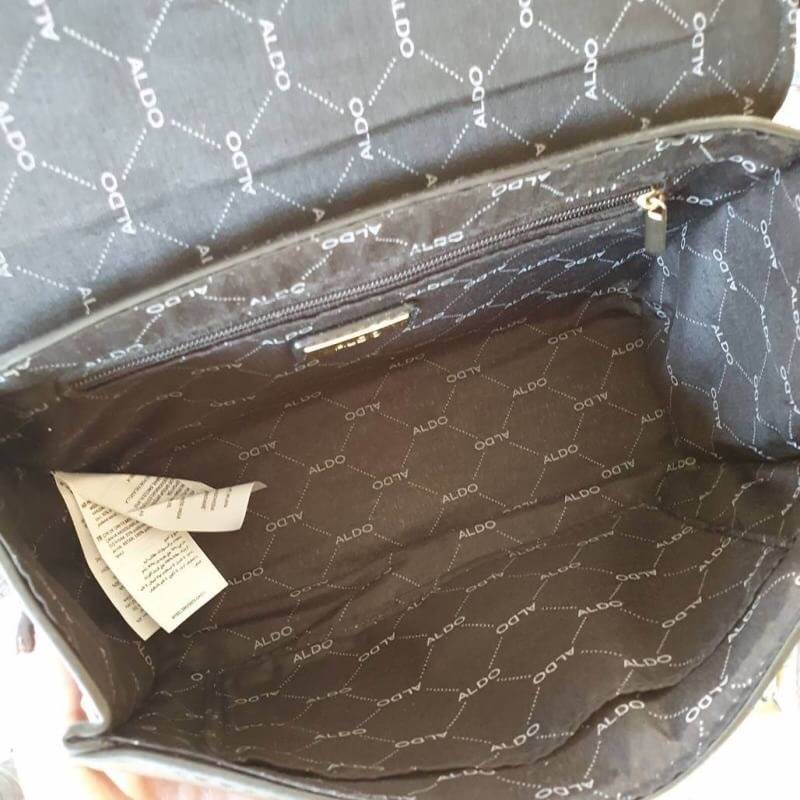 Aldo กระเป๋า สะพาย สวยๆ ขนาดกำลังดี ดีไซน์ หรูหรา ด้านหน้าตัวล็อคทอง Rose gold ดีไซน์สวย เพิ่มความมีสไตล์ให้กับกระเป๋า แถมริ้บบิ้นผูกเพิ่มความน่ารัก (สามารถถอดออกได้) ใบนี้สะพายออกงานสวยเกิดแน่นอนค่ะ รับประกันเลย