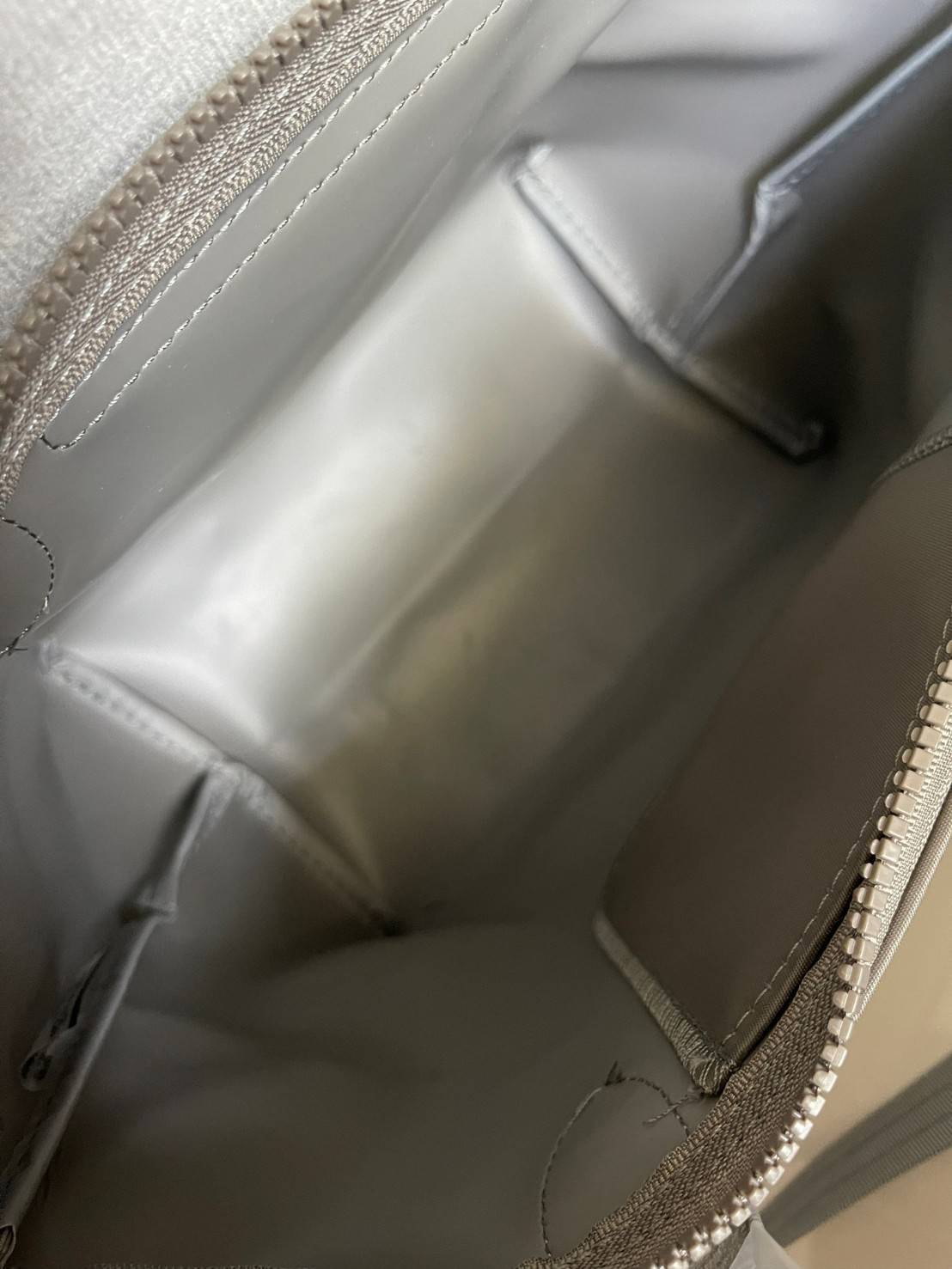 Longchamp Le Pliage Neo Size S มาพบกับกระเป๋ารุ่นยอดนิยม ที่สาวๆ ต้องมีไว้เก็บไว้สักใบ กระเป๋าโท้ทใบนี้ มาพร้อมกับสีที่มีสไตล์เรียบง่าย มีสายสะพายยาวช่วยให้คุณสามารถสะพายไหล่ได้อย่างสบาย ในขณะที่ที่ปิดแบบซิปช่วยให้คุณมั่นใจได้ว่าของด้านในมีความปลอดภัย Le 