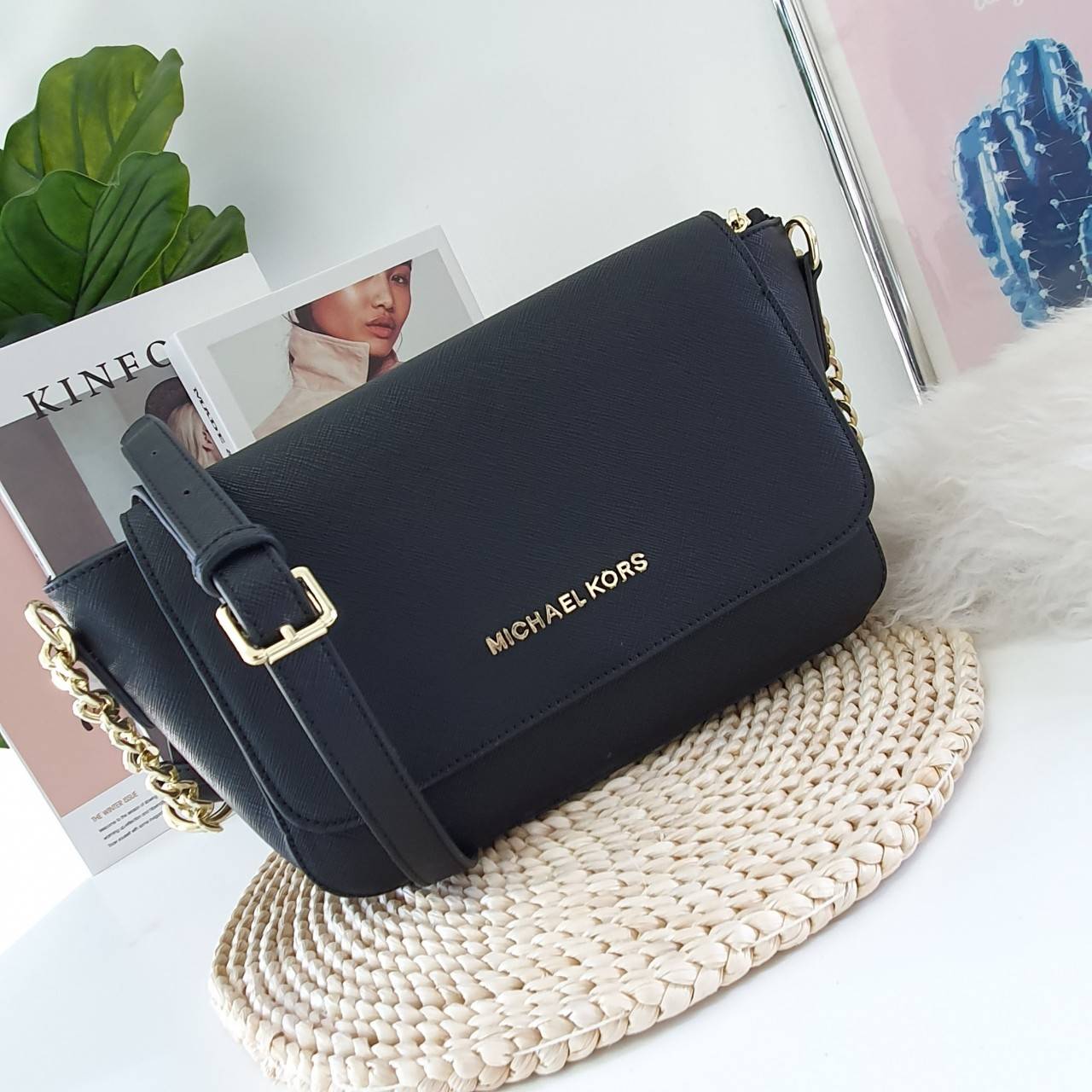 Michael Kors Crossbody Bag กระเป๋าสะพายแบบ crossbody หนังลาย saffiano เปิดปิดด้วยซิปแบรนด์ อะไหล่ทอง ด้านหน้าประดับโลโก้ โลหะแบรนด์ ด้านในบุผ้าแบรนด์สวยหรู น้ำหนักเบา มีช่องซิปใส่ของจุกจิกและช่องใส่มือถือ มาพร้อมสายสะพายยาวโซ่ทอง+หนัง ปรับได้หลายระดับ ขนา