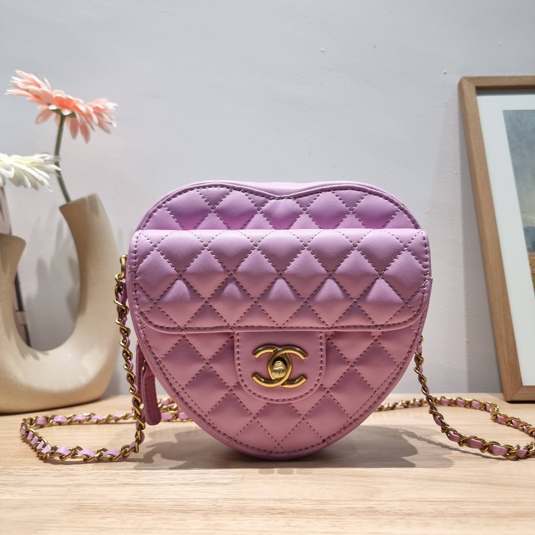 CHANEL Heart Bag Lambskin & Gold-Tone Meta สวยมาก มงลงมาก!! กระเป๋าสะพายสุดคิ้วท์ ที่ดีไซน์รูปทรงหัวใจไม่ซ้ำใคร น่ารักทุกสี น่าใช้ไปเลยแม่!! วัสดุหนังแกะฟอกสี เปิด-ปิดด้วยซิป ด้านหน้ามีช่องเก็บของจุกจิก ภายในเป็นช่องโล่ง ใส่มือถือ ใส่กระเป๋าสตางค์สั้นได้ 