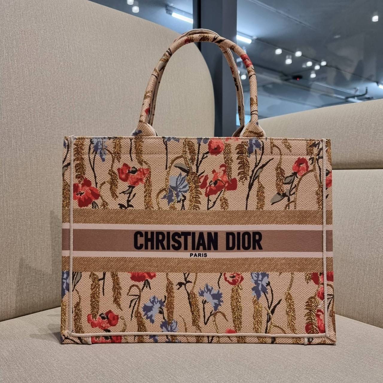 VIP 】HOT ARRIVAL!! DIOR CD SHOPPING BAG WITH GWP กระเป๋าทรงช้อปปิ้งใบใหญ่ จุใจ!! พรีเมี่ยมกิ๊ฟรุ่นดับเบิ้ลฮอต ดีไซน์คลาสสิควินเทจ สวยหรู วัสดุผ้าแคนวาสลายกราฟฟิค ภายในโล่งกว้างมากๆ ใส่ของจุสุดๆ โน้ตบุ้ค ไอแพด กระเป๋าสตางค์ มือถือ หรือเสื้อผ้ายังได้ สะพายค