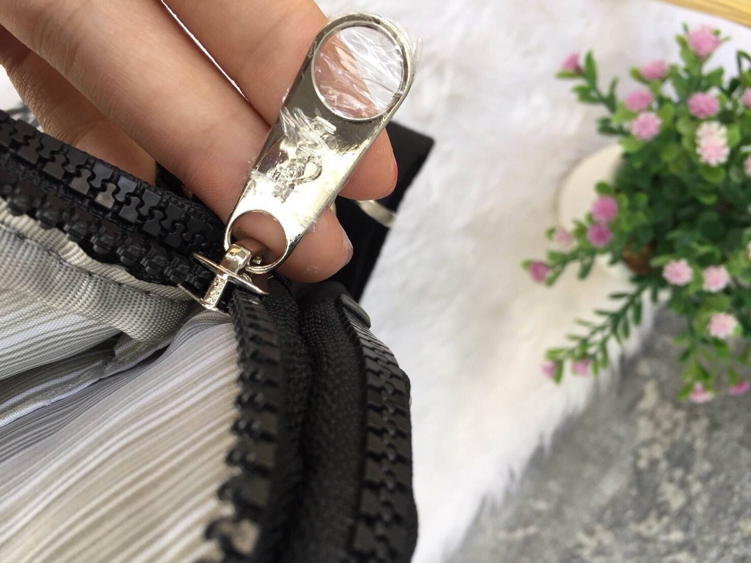 KIPLING K10210 NEAT LAPTOP BAG กระเป๋า messenger bag กระเป๋าถือและสะพาย เหมาะกับ working women เพราะสามารถถือไปทำงานได้ทุกวัน ใส่โน้ตบุ้คได้ค่ะ ใบนี้ หูยาวสามารถสะพายไหล่ได้ แถมยังมีสายยาวมาให้ด้วยค่ะ ทำให้สะดวกต่อการถือมากๆ เปิดปิดด้วยซิป โดยแบ่งเป็น 3 ช