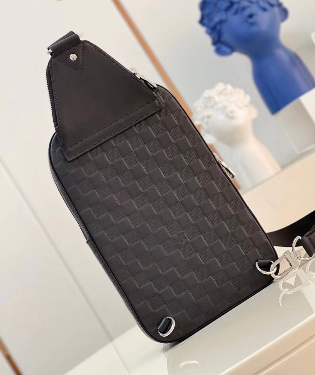 LV Avenue Slingbag NM Damier Infini / Taiga Leather กระเป๋าสะพาย/คาดอก Sling bag หนังแท้สวยลายตารางหมากรุกสุดคลาสสิก สง่างามตลอดกาล มีไว้ไม่มีเอาท์ ท่านชายควรมีมากค่ะ เกรดท็อป ออริ เทียบแท้ 1:1 เกรดดีสุด