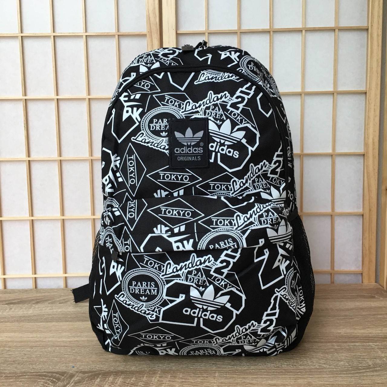 Brand: Adidas Size:46x30x16 cm. Material: 100% Polyester กันน้ำ Bags hardness: Soft Cover Lining Material: Polyester Internal Structure: zipper pocket มีช่องสำหรับใส่ Notebook ,Tablet ในตัวกระเป๋า สายเป้ และด้านหลังบุผ้าตาข่ายนุ่ม รองรับหลัง รูปแบบสวยทันส