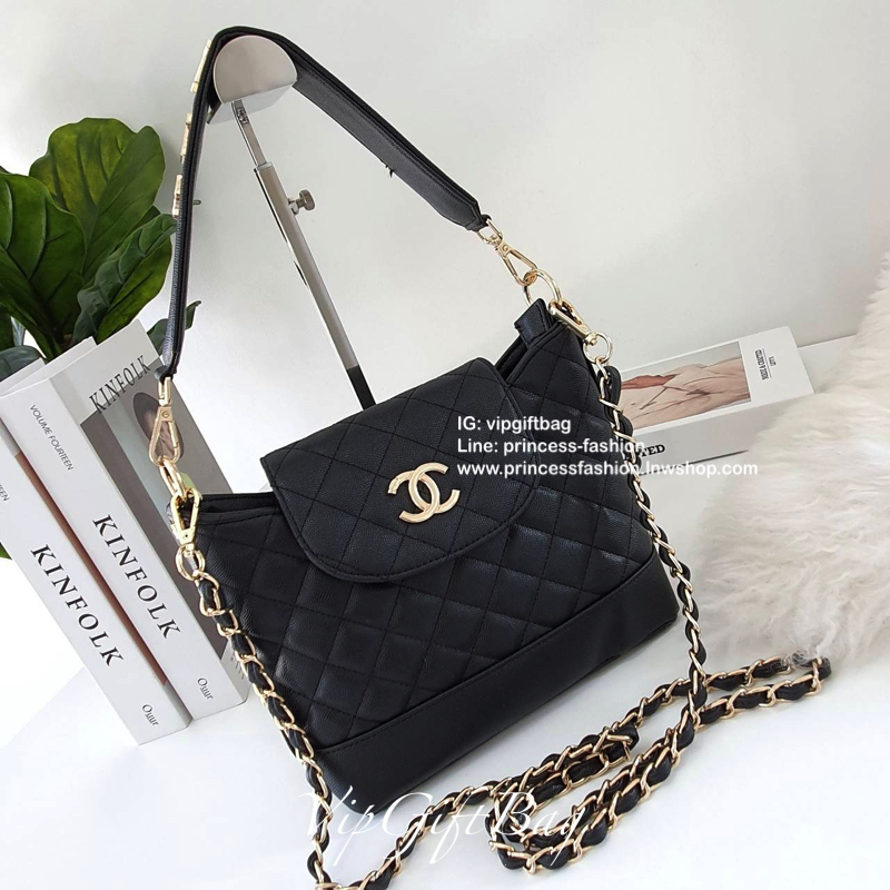CHANEL VIP GIFT SHOULDER BAG รุ่น Limitedจากงาน VIP GIFT(GWP) ของแท้100% วัสดุหนังคาเวียร์เต็มใบ เปิดปิดด้วยซิปอะไหล่ทอง ด้านในใส่ของได้เยอะ มาพร้อมสายสะพาย2สายแบบ ทั้งสายโซ่สลับหนังและสายกนังคาเวียร์ ถนอมไหล่ ถอดออกได้ สวยหรูในราคาที่เอื้อมถึง ห้ามพลาดนะ