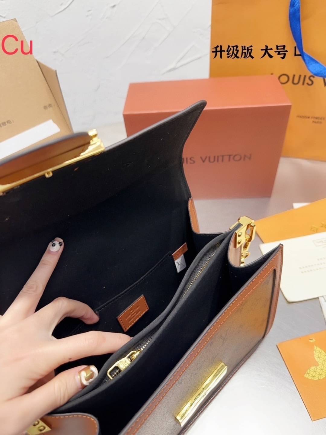 LV Dauphine Bag Monogram Canvas กระเป๋าสะพายทรงสุดคลาสสิคลุคคุณนาย โมโนแกรมแคนวาส ส่งท้ายปีแบบสุดหรู ในราคาจับต้องได้ สุดคุ้ม สวยทุกมุมจริงๆ -- [รับตัวแทนกระเป๋า]