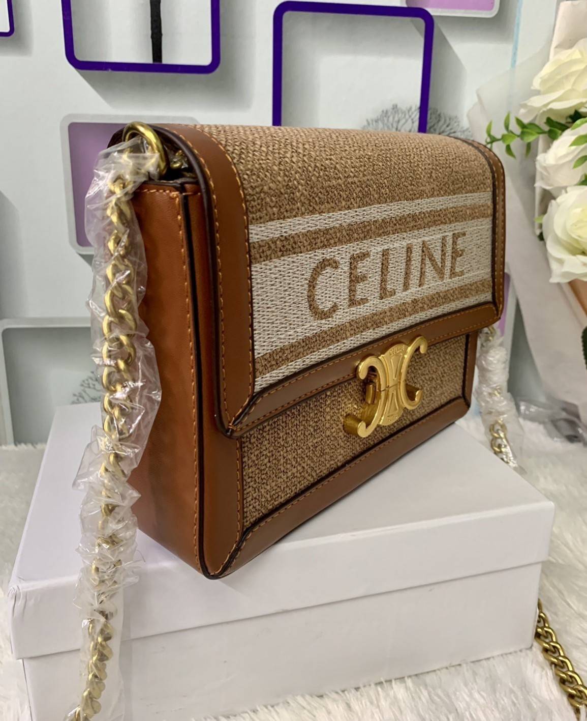 CELINE TRIOMPHE BAG VIP GIFT WITH PURCHASE (GWP) พรีเมี่ยมกิ๊ฟ Limited Edition จาก CELINE PERFUME DUTYFREE COUNTER วัสดุ Textile Canvas & CalfSkin ดีไซน์ทรงสี่เหลี่ยมผืนผ้า อะไหล่ทอง ด้านหน้าปักโลโก้แบรนด์เด่นชัด ด้านหลังมีช่องสำหรับใส่ของอีก 1 ช่อง สายสะ