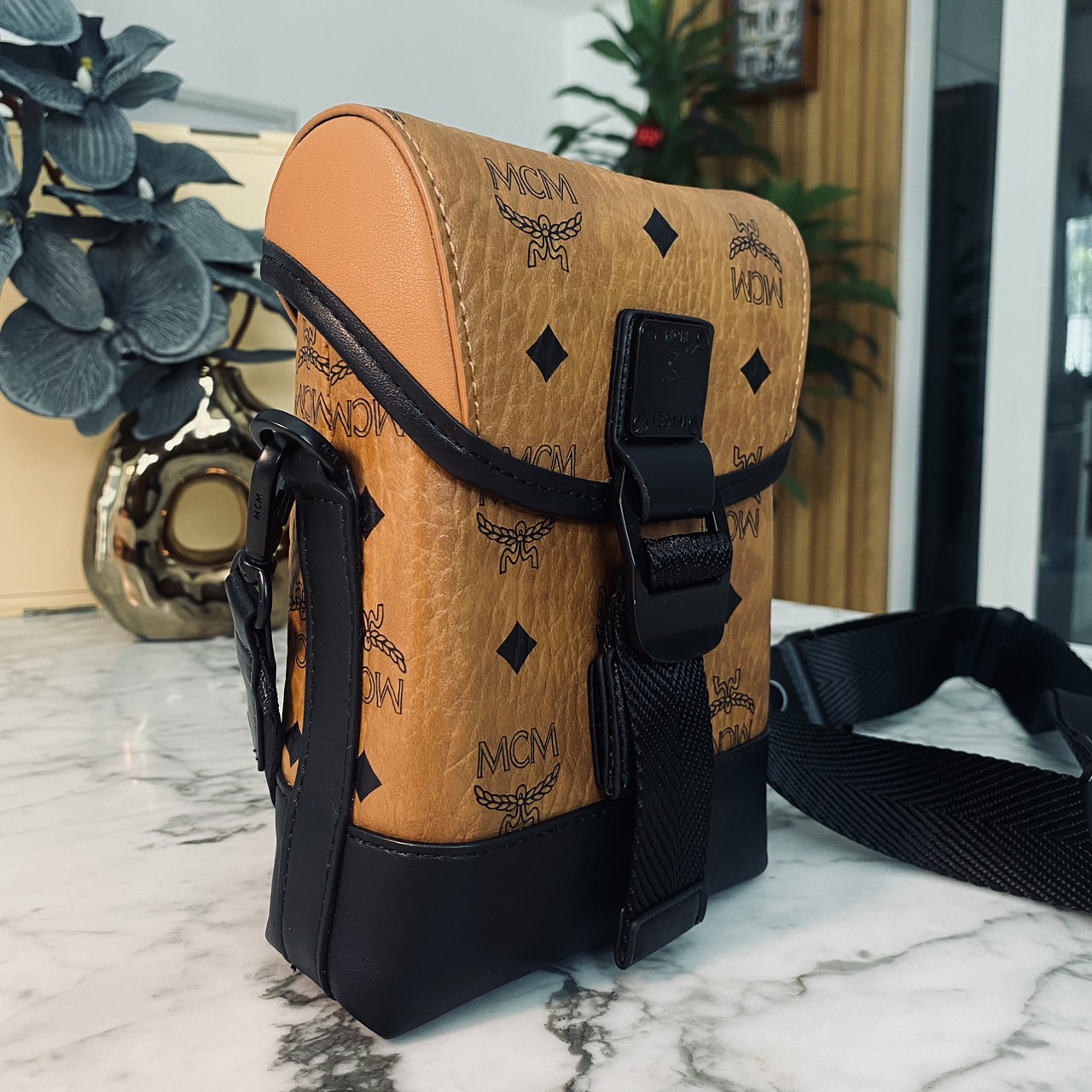 M.C.M Small Aren N/S Crossbody in Visetos Cognac คอลใหม่เอาใจหนุ่มๆ สั่งก่อนหล่อก่อนน้าา!! กับกระเป๋าสะพายข้างสุดชิค ที่ดูดีมีเสน่ห์มากๆ เห็นแล้วก็ต้องหลงแน่นอน