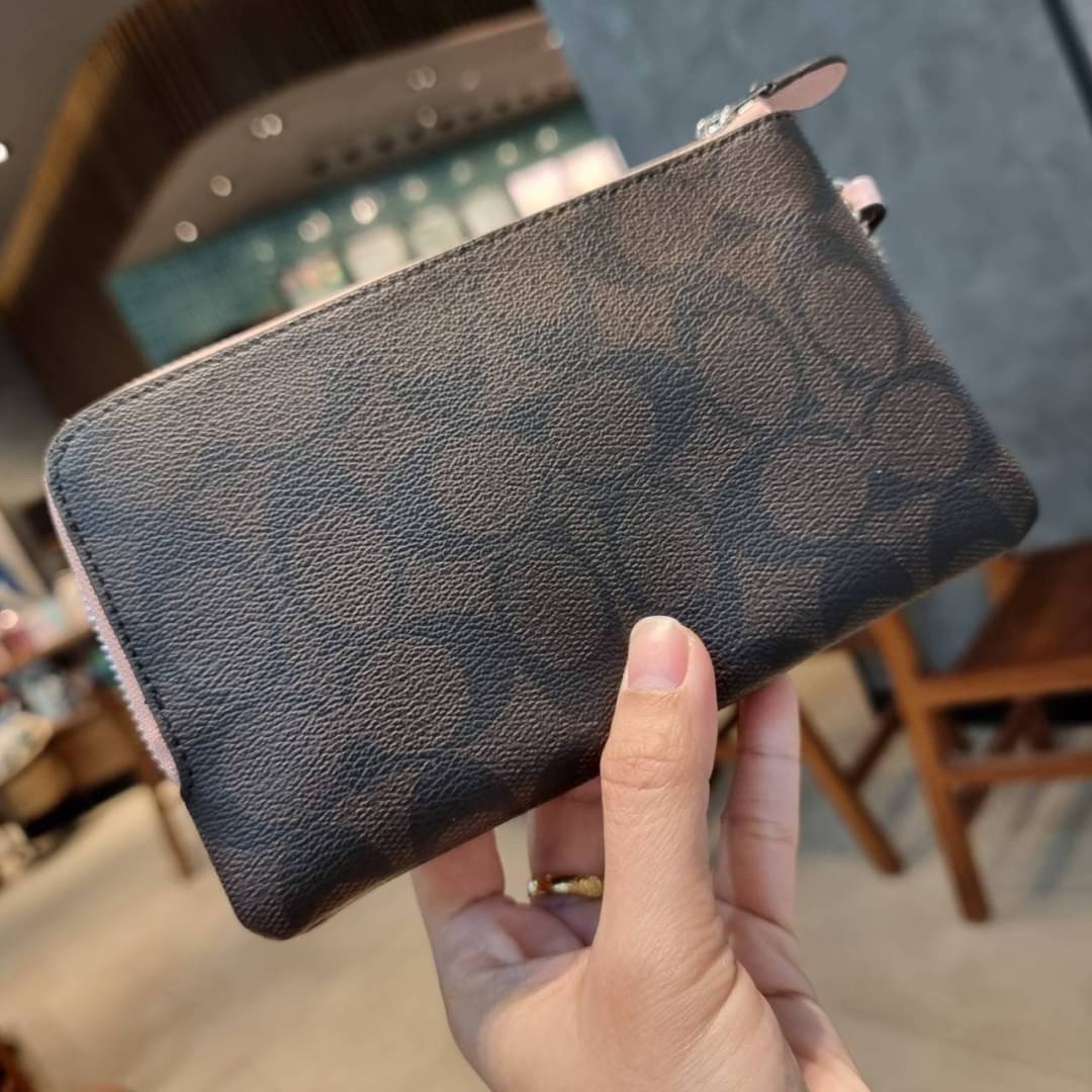 COACH F87591 DOUBLE CORNER ZIP WALLET IN SIGNATURE COATED CANVAS คล้องมือรุ่น 2 ซิป!! มาแล้วจ้า 🌟🤗 ไซส์นี้คือเหมาะมือจริงๆ พกง่ายเช่นเคย ไม่ต้องกังวลว่าจะเกะกะหรือกินพื้นที่กระเป๋าหลัก วัสดุหนังแคนวาสเคลือบลาย มีช่องหลักแยก 2 ช่อง ภายในบุผ