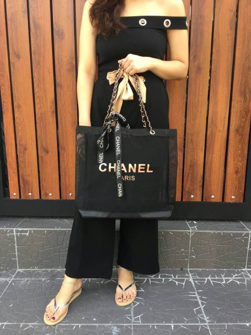 Chanel Shopping Bag With Chain & Ribbin กระเป๋าสะพายใบใหญ่ทรง Shopping Bag Limited Edition พรีเมี่ยมกิ้ฟของแท้นำเข้าจาก Chanel Perfume Counter ของแท้100% ใบใหญ่วัสดุ Nylon โปร่ง♡ ปั้ม CHANEL เปิดปิดด้วยแถบแม่เหล็กซ่อนด้านใน บุฟองน้ำที่ฐานมาพร้อมสาย