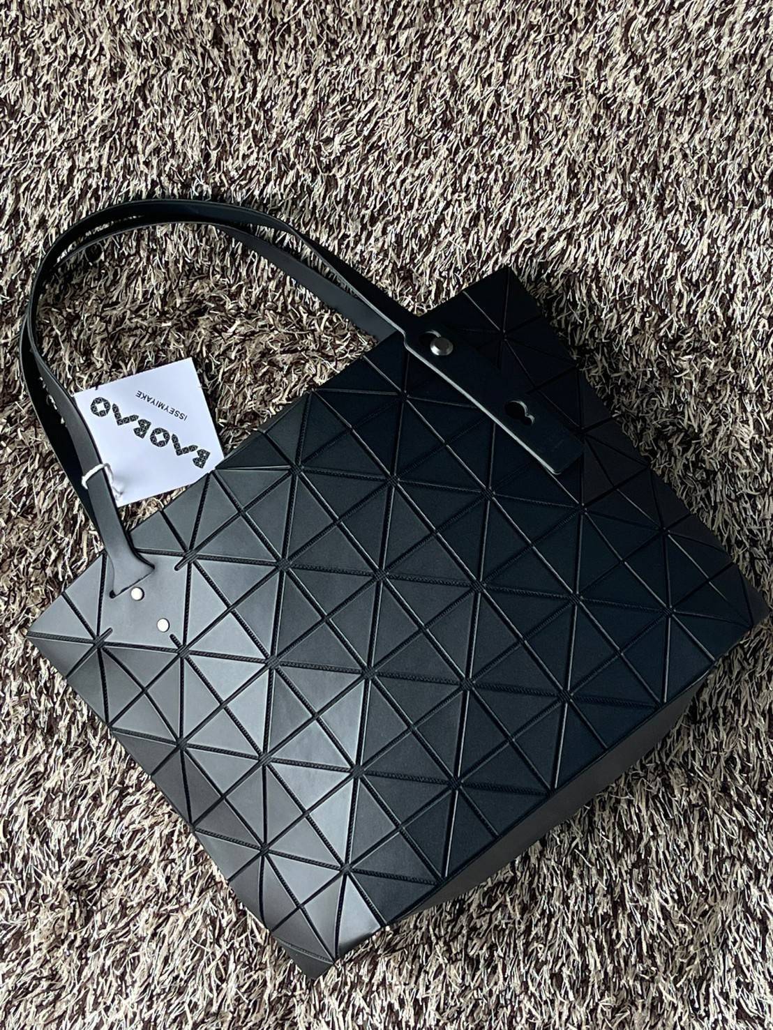 Bao Bao Issey Miyake ROCK MATTE ซีรีส์นี้จะเป็นทรงสี่เหลี่ยมผืนผ้า มีซิปปิดด้านบน ถือเป็นรุ่นที่เหมาะกับการใช้งานในชีวิตประจำวัน สามารถพับมุมและบริเวณด้านล่างของกระเป๋าเพื่อเพิ่มความสะดวกสบายในการใช้งาน ทั้งยังช่วยให้วางกระเป๋าในแนวตั้งได้อีกด้วย แผ่นต่อส