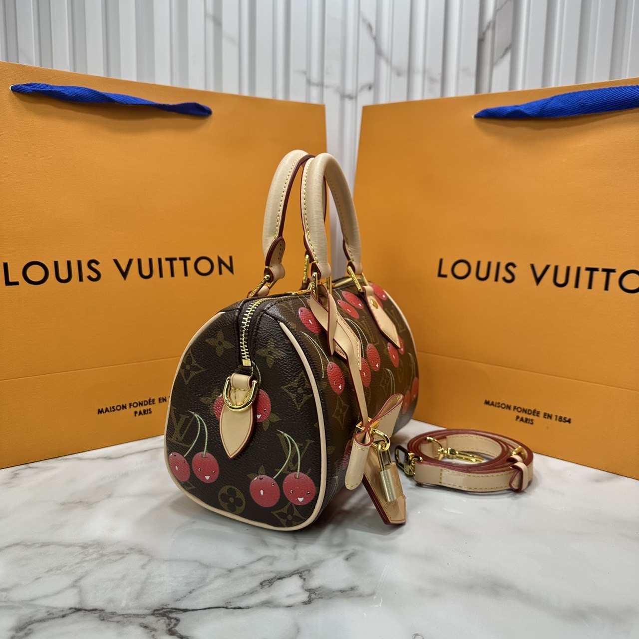 ORI หนังแท้ | 🍒 LV × TM Speedy Bandouliere 20 Bag Cherry Monogram กระเป๋าสะพายทรงหมอนใบเล็ก ดีไซน์สุดเก๋ไก๋ ด้วยลวดลายเชอร์รี่สีสันสดใสและน่ารักปรับลุคให้มีชีวิตชีวา คอลใหม่สุดเอ็กซ์คลูซีฟ