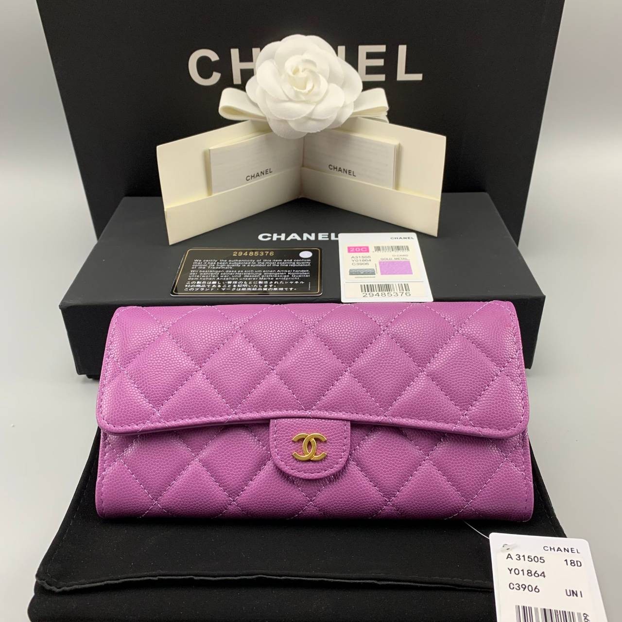 CHANEL LONG WALLET งานหนังแท้คาเวียร์สวยหรู โทนสีหวาน กระเป๋าสตางค์ใบยาวไอเท็มแนะนำ ใช้งาน ตทป ได้ สวยคลาสสิคไม่มีเอ้าท์ หนังแท้ใช้งานได้ทน ยิ่งใช้ยิ่งสวย ภาพถ่ายจากสินค้าจริง มาพร้อมกล่องแบรนด์ พร้อมส่งที่ไทย Must Have ค่ะ!