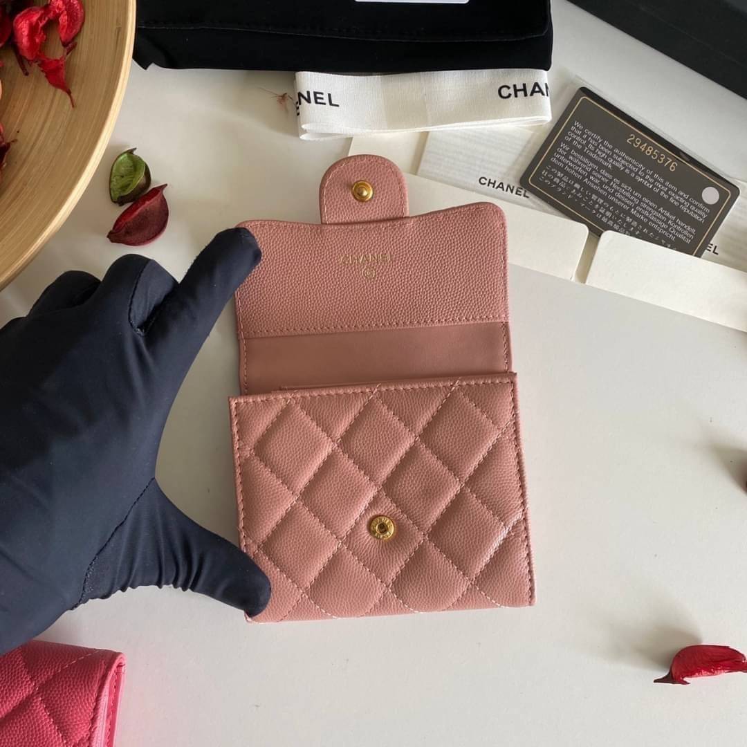 หนังแท้ Chanel Classic small wallet caviar 3 พับ พร้อมส่งที่ไทย รุ่นยอดนิยมไอเท็มฮิตวัสดุหนังแท้คาเวียร์สวยคลาสสิคเปิดปิดด้วยฝาปิดกระดุมด้านหน้ามีโลโก้แบรนด์อะไหล่ทองสวยหรูดูดี ตัวจริงสวยน่าใช้ Chanel mini นาทีนี้กำลัง in สุดๆ ภาพสินค้าถ่ายจากงานขายจริง ใ